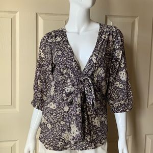 H&M - women’s classic, feminine top (Size 4)